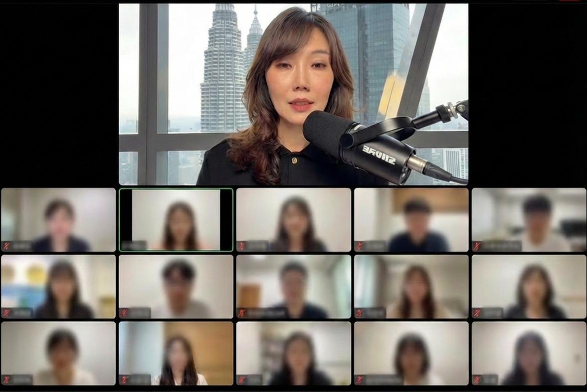 Yuraen leading a session